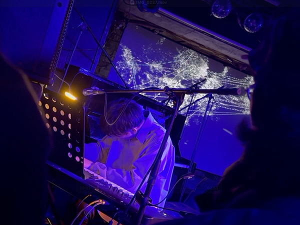 in the blue shirt meets_1